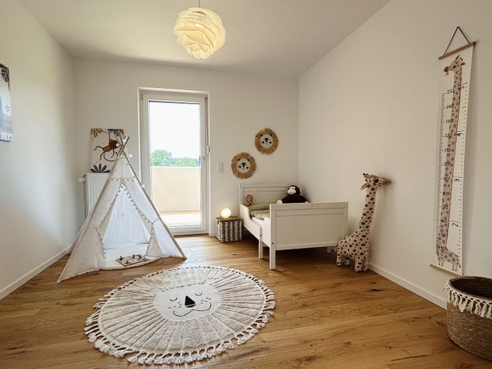 Prov.-frei! Hochw. sanierte 3-Zi.-ETW mit 2 Balkonen & 2 Stpl. in WÜ-Versbach – Kinderzimmer