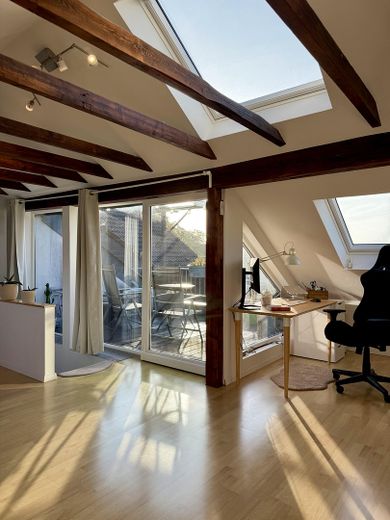 Maisonette de estilo antiguo inundada de luz, con chimenea, aire acondicionado y un ambiente residencial tranquilo – Schlafzimmer - Dachloggia