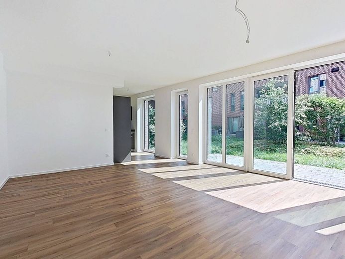 Modernes Wohnen auf zwei Ebenen: Stilvolle Maisonette-Wohnung mit eigenem Garten in Rissen – Ansicht I: Wohn- und Esszimmer