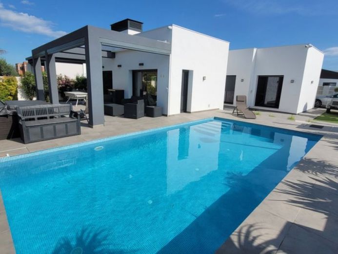 Moderne Villa mit 3 Schlafzimmern, 2 Bädern, beheiztem Pool und Touristenmietlizenz – Foto 1