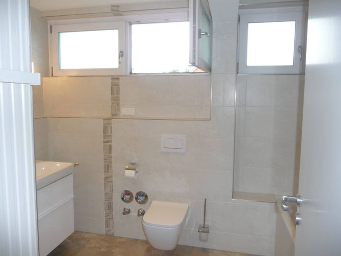 Uso proprio/investimento: edificio plurifamiliare completamente ristrutturato a regola d’arte, con 3 unità abitative di pregio su 4 piani – Badezimmer 1. OG