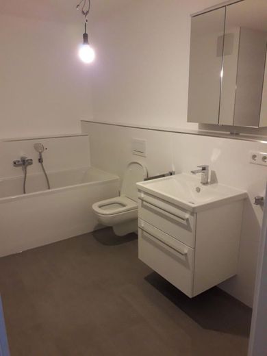 Sonnige, neuwertige 2- Zimmer Wohnung – 6 Bad