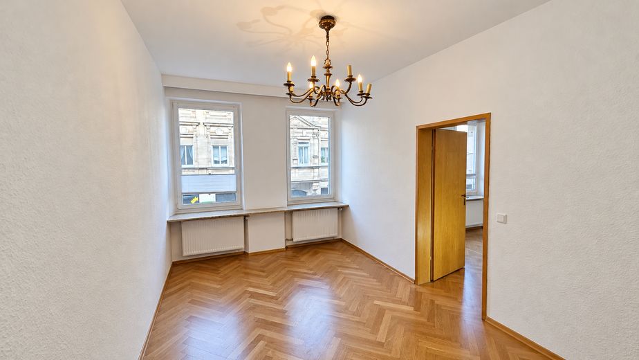 Gemoderniseerd 3-kamerappartement in een oud gebouw met echt houten parket & nieuwe inbouwkeuken – Fürth binnenstad – Schlafzimmer 2 (mit KI aufgerä