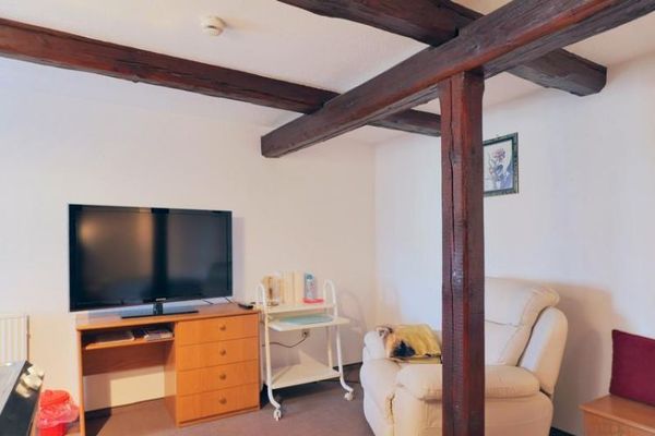 (EF1365_M) Drezno: Mickten, prosty umeblowany apartament z obsługą, spokojna okolica mieszkaniowa, dla osób wracających do domu na weekend