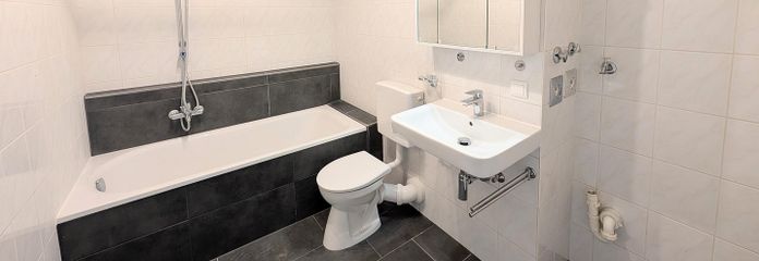 Hemen taşının: Yeşilliğe uzanan rüya gibi geniş manzaralı yenilenmiş 2,5 odalı daire – Badezimmer