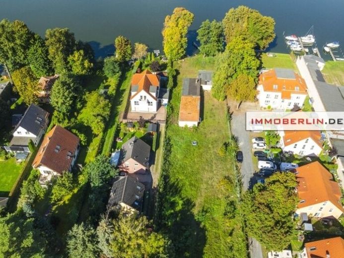 IMMOBERLIN.DE - Wassergrundstück! Exzellentes teilbares Bauland in idyllischer Seelage am Großen Zug – Foto 1