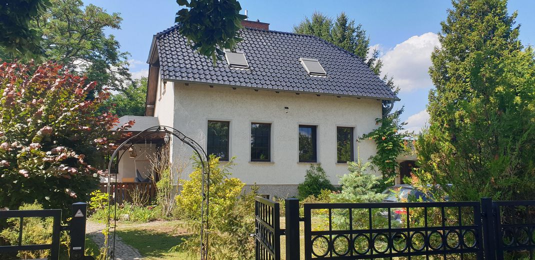 Charming country house with living basement, large garden, workshop, two verandas, hobby stable – Vorderseite, Veranda