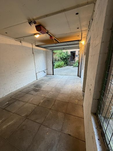 Kernsanierte 4–5-Zimmer-Wohnung | Einbauküche | Kamin | Garage | Terrasse – Garage