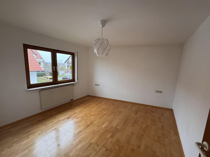 Einziehen & Wohlfühlen: Lichtdurchflutete 2-Zi-Wohnung in Maichingen – Schlafzimmer mit Parkett