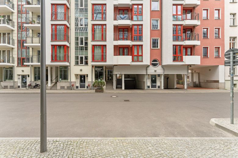 Alexanderplatz: Ruhige, möblierte 2-Zimmer-Neubauwohnung mit Tiefgarage und Doorman-Service – Doorman Tiefgarage