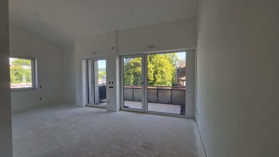 ERSTBEZUG - 4-Zimmer-Wohnung in bester Lage, Komfort und Ambiente im Neubau an der Klingenburg – Wohnzimmer