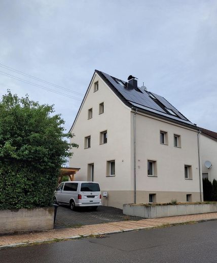 Freistehendes Einfamilienhaus mit viel Platz für Familie, Alltag und Zukunft – Hausansicht