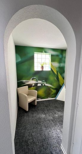 Mehrgenerationenhaus mit zwei Wohneinheiten, Garten und Pool – Diele EG