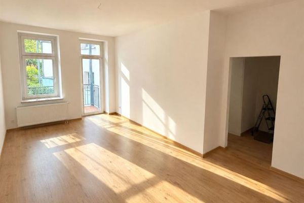 NEU-Sanierte 2-Zimmer mit Balkon, Wannenbad und Laminat in zentraler Lage! EBK mgl.
