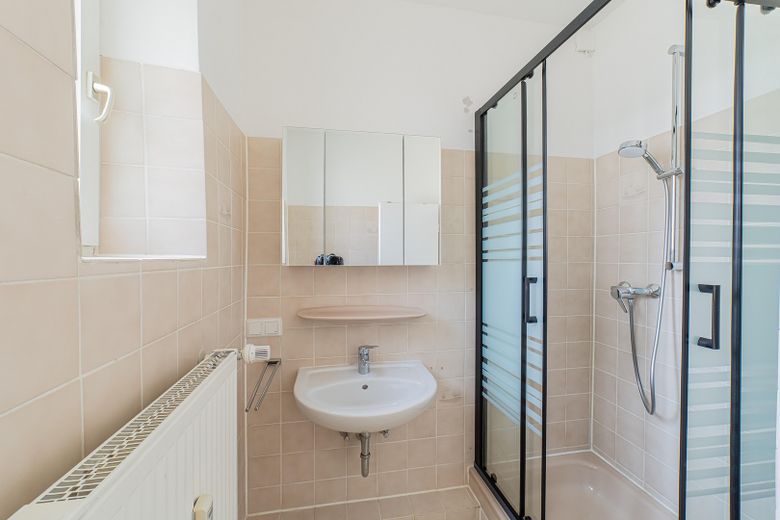 schöne 2-Zimmer-Wohnung mit Küche / Newly renovated – Foto 5