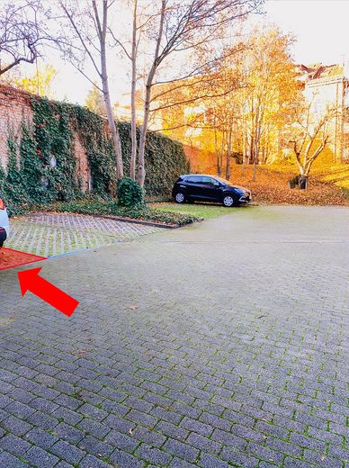 Kfz-Stellplatz im Innenhof