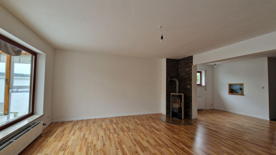 Casa a schiera di testa con camino e moderno impianto di riscaldamento ibrido a gas a Berlino-Rudow – Wohnzimmer
