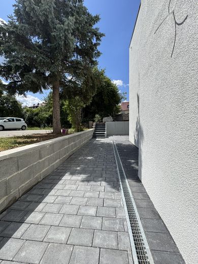 Terrasse und privater Eingang