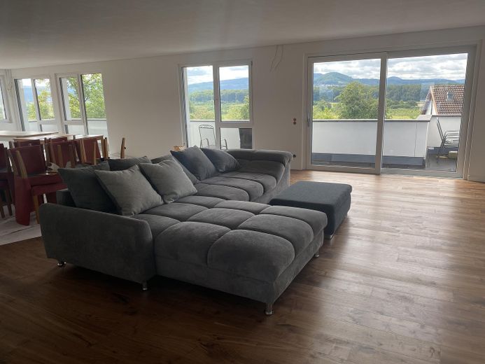 Abitare nel lusso in un attico di 200 m² con capannone, officina, produzione e attività commerciale – Wohn- Esszimmer