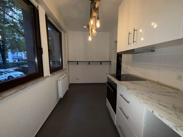 Appartement moderne de 2 pièces dans l’Ostend de Francfort, près de la BCE, avec cuisine équipée et balcon – Küche