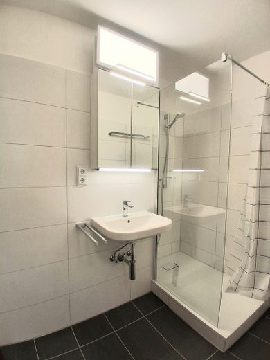 Helle 3-Zimmer Wohnung 70 m2 München Unterhaching mit Balkon Erstbezug nach Vollrenovierung – Bad Erstbezug