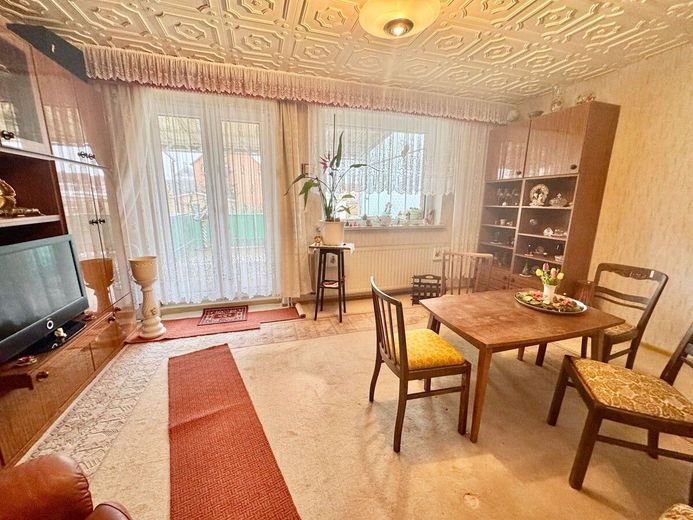 HORN IMMOBILIEN ++RESERVIERT! Neubrandenburg Vogelviertel, gepflegtes Reihenmittelhaus mit Garage und Terrasse – Wohnzimmer