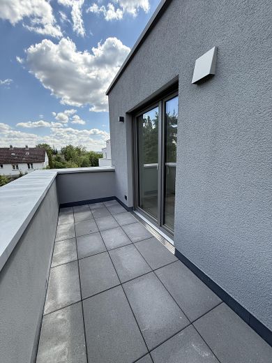 Erstbezug: Exklusives Penthouse 1-Zimmer-Apartment in hochwertigem Neubau mit Einbauküche – Dachterrasse
