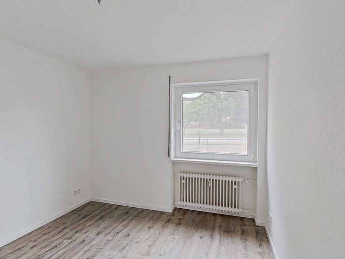 **Bis zu 3 NKM FREI** Charmante 3-Zimmer-Erdgeschosswohnung mit LOGGIA und EBK – Ansicht I: Schlafzimmer II