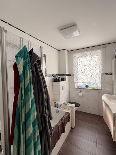 Viel Platz für den Alltag: 4-Zimmer-Wohnung in Gustavsburg – Tageslichtbad