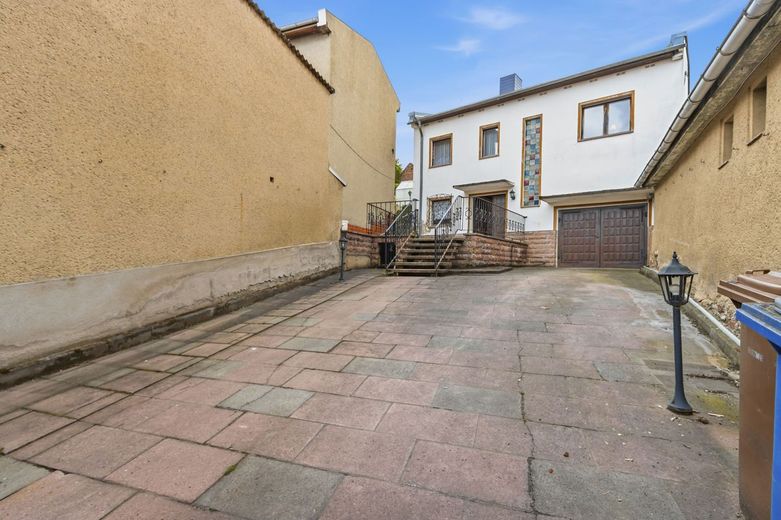 Handwerker aufgepasst! Einfamilienhaus mit Pool und Garage in Delitz am Berge – Innenhof