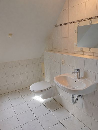 श्टाटफेल्ड ओस्ट में परिवार के लिए मेज़ोनेट: 160 m², 5,5 कमरे, बालकनी और 2 स्नानघर – 2. Bad mit Duschkombi