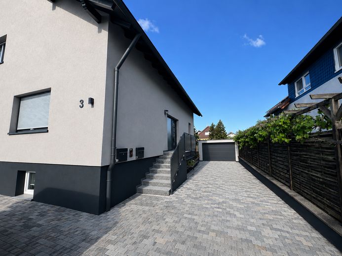Moderne 4 Zimmer DG Wohnung mit Garten in ruhigem gehobenen Wohngebiet – Hauseingang