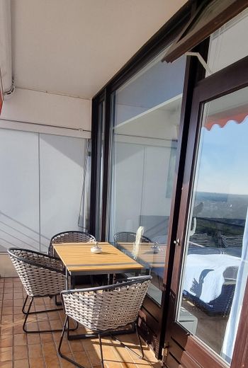 Deniz manzaralı! Plaja ve merkeze yakın, tamamen yenilenmiş üst düzey daire, 75 m², 2 oda – Frühstücken mit Meerblick
