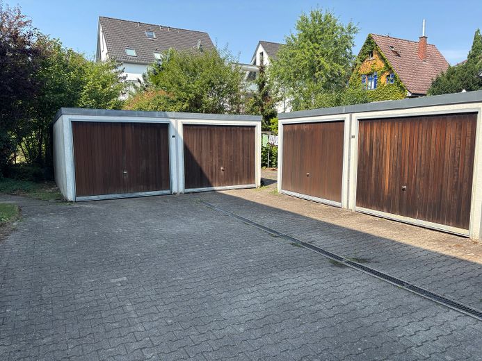 Sanierte ruhige Wohnung im Herzen von Korntal mit Garage, Balkonkraftwerk, Wallbox, 2 Sonnenbalkone – Garage