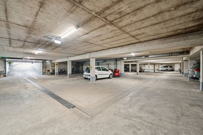 Großzügige 3-Zimmer-Maisonette in Landshut mit Loggia, Aufzug und Tiefgaragenstellplatz inklusive – Tiefgarage