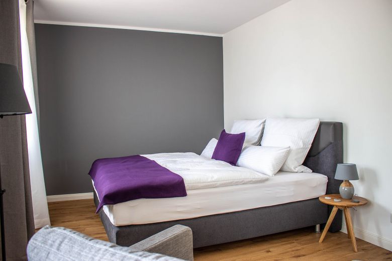 Tolle Terrassen-Wohnung, schönes Grundstück am Naturschutzgebiet – Whg EG Haus links Schlafzimmer