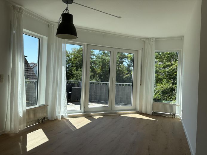 Helle, ruhige, großzügige 2-Zi-Wohnung mit größerem Balkon und PKW-Stellplatz, kleinere Wohneinheit – Blick ins Grüne aus dem Wozi