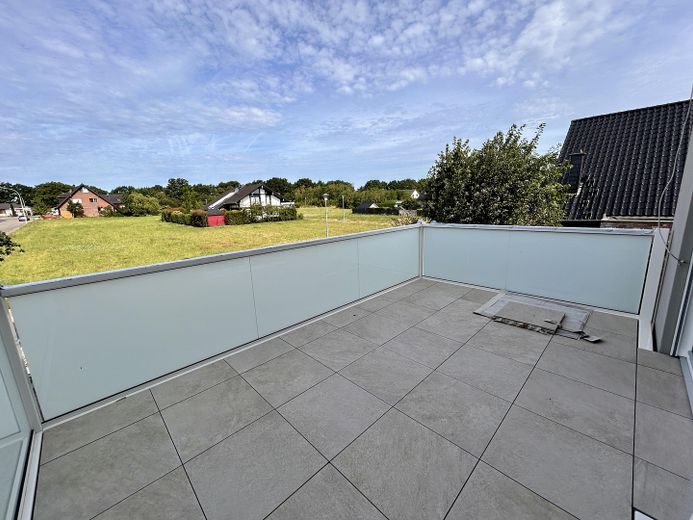 Luxus-Maisonette mit eigenem Eingang | Erstbezug | Klimaanlage | Wallbox | Einbauküche | 2 Bäder – Balkon: mit malerische Wiesen