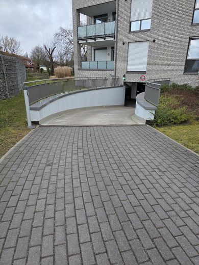Zentraler Stellplatz - sicher, sauber und nicht öffentlich zugänglich – Einfahrt