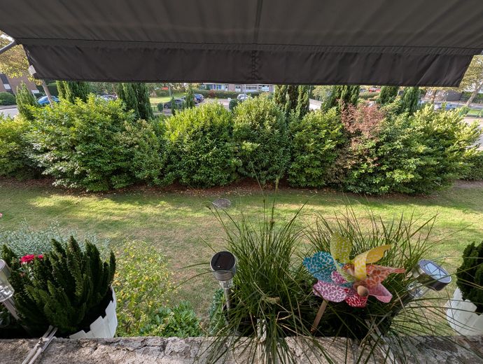 Urocze i przytulne mieszkanie 1,5-pokojowe z balkonem i możliwością korzystania z ogrodu w Krefeld-Fischeln – Blick in den Garten