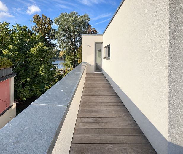 Vistas despejadas de 180° al Spree y vistas a zonas verdes - ático tipo maisonette en casa de tres viviendas – DG - Terrasse zur Straße