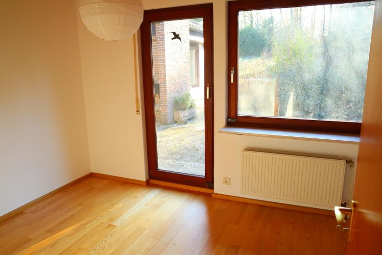 Großzügiges Einfamilienhaus mit Traumgrundstück und Taunusblick – 2 Zimmer mit Terassenzugang