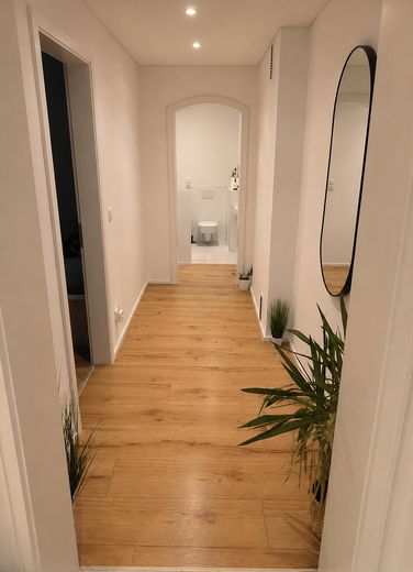 Top renovierte 83 m² Kapitalanlage – über 6 % Mietrendite, Studenten-WG – Die Flur verbindet Zimmer