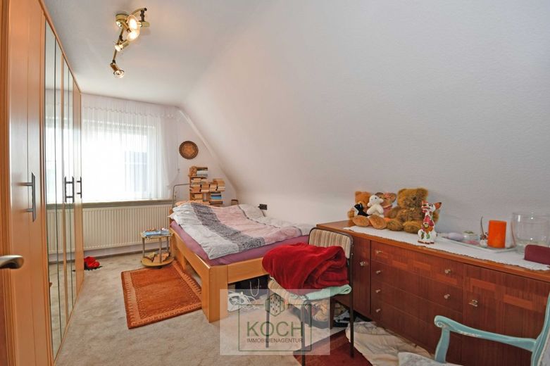 Größtenteils modernisiertes Einfamilienhaus in ruhiger Lage von Langen – Schlafzimmer_DG