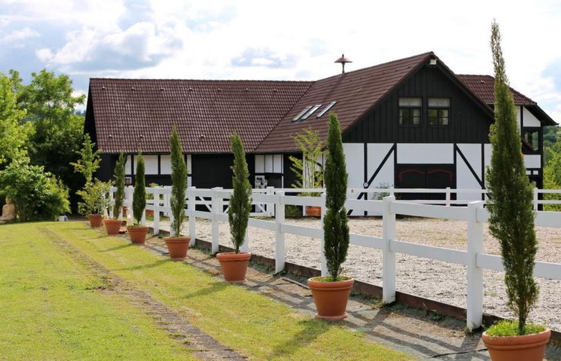 Reitplatz mit Blick auf Haus 2