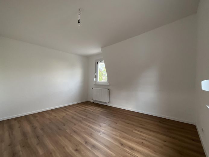 **SPRZEDAŻ PRYWATNA dom bliźniaczy / PIERWSZE ZASIEDLENIE po CAŁKOWITEJ RENOWACJI / nowa KUCHNIA NOBILIA / spokojna DZIELNICA MIESZKALNA** – Schlafen (OG)