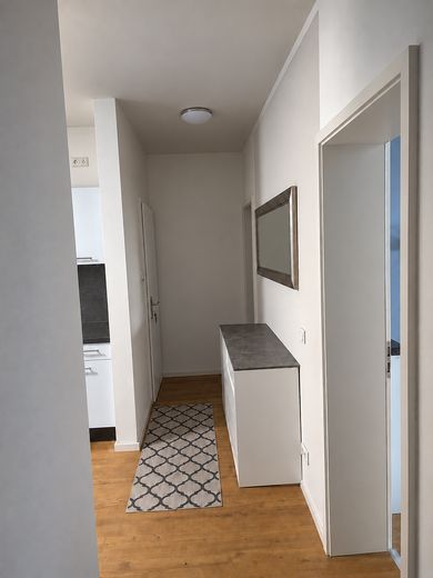 Stilvoll kernsanierte 4-Zi-Altbau-Wohnung mit Wohnküche – Flur 