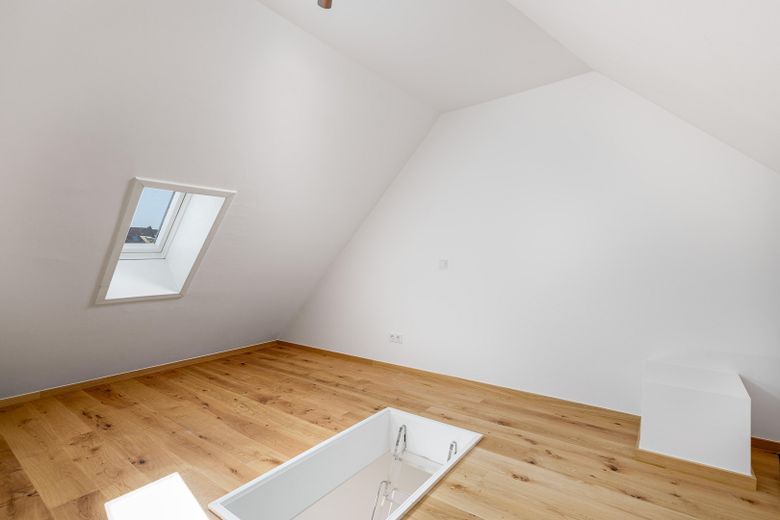 RARITÀ AL LEHEL | Maisonette modernizzata con vista sul verde e posto auto in garage sotterraneo – senza provvigione – Dachgeschoss