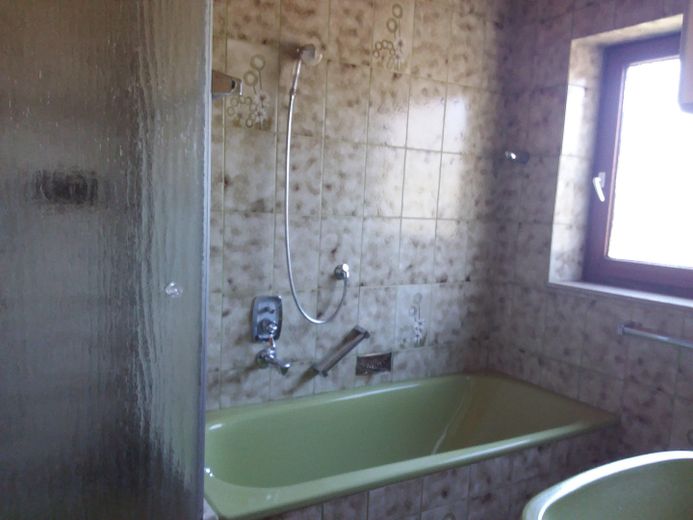 EFH mit XXL Garage und zusätzlichem Baufenster – EG Bad: Wanne, Dusche, Bidet
