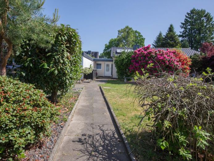 Bungalow mit Teilkeller und Gartensauna & der Option, das Nachbarhaus zu erwerben – फोटो 1